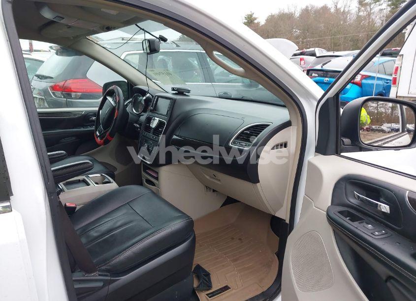 Photo 5 of 2016 Chrysler Town & COUNTRY TOURING (VIN 2C4RC1BG9GR212622)