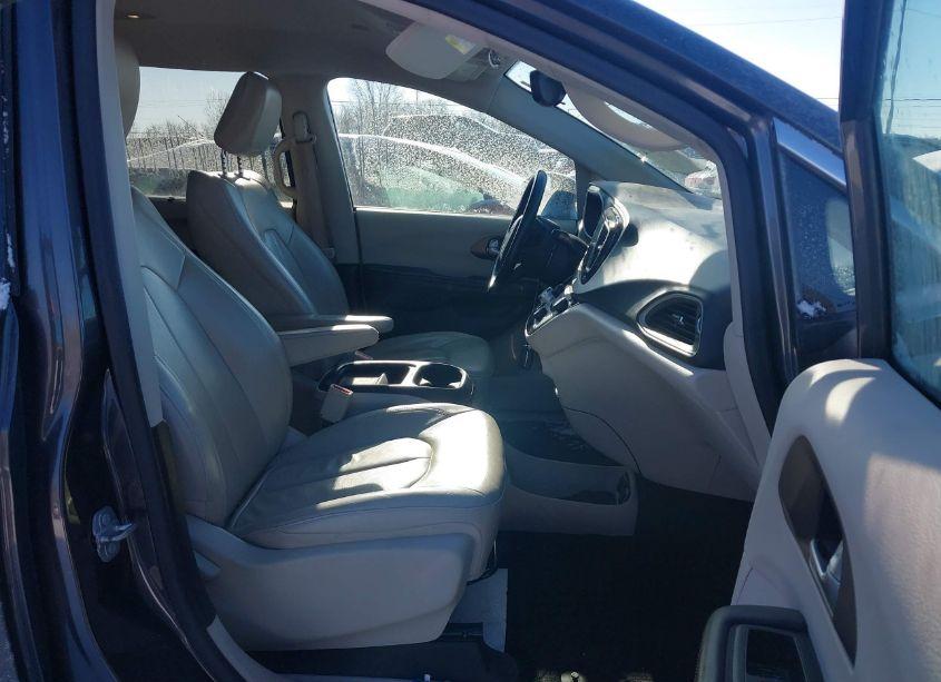 Photo 5 of 2017 Chrysler Pacifica (VIN 2C4RC1BG9HR503445)