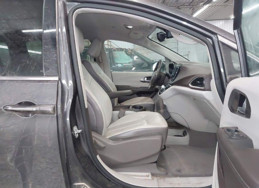 Photo 5 of 2017 Chrysler Pacifica TOURING-L (VIN 2C4RC1BG9HR614710)