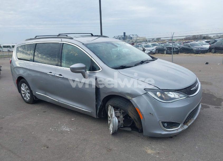 2017 Chrysler Pacifica TOURING-L (VIN 2C4RC1BG9HR620927) main photo