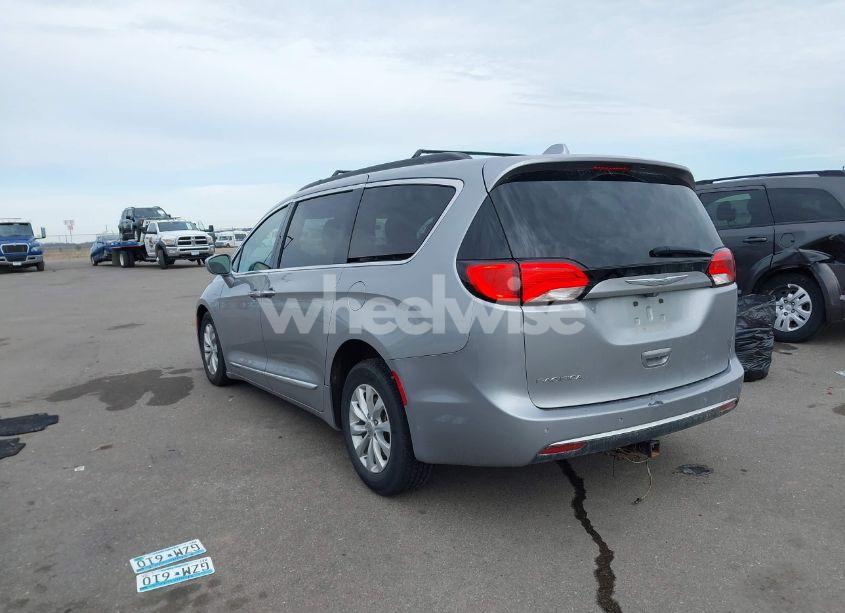 Photo 3 of 2017 Chrysler Pacifica TOURING-L (VIN 2C4RC1BG9HR620927)