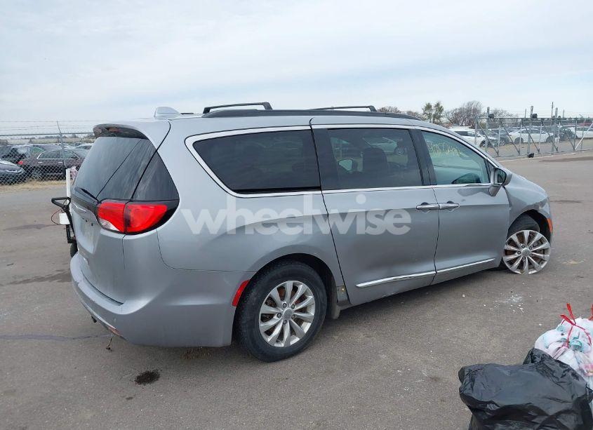 Photo 4 of 2017 Chrysler Pacifica TOURING-L (VIN 2C4RC1BG9HR620927)