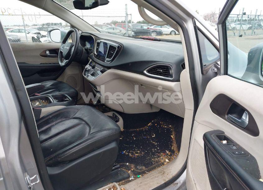 Photo 5 of 2017 Chrysler Pacifica TOURING-L (VIN 2C4RC1BG9HR620927)