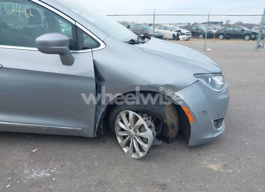 Photo 6 of 2017 Chrysler Pacifica TOURING-L (VIN 2C4RC1BG9HR620927)