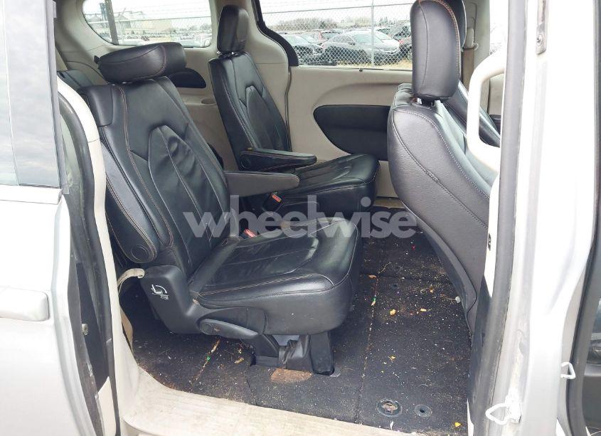 Photo 8 of 2017 Chrysler Pacifica TOURING-L (VIN 2C4RC1BG9HR620927)