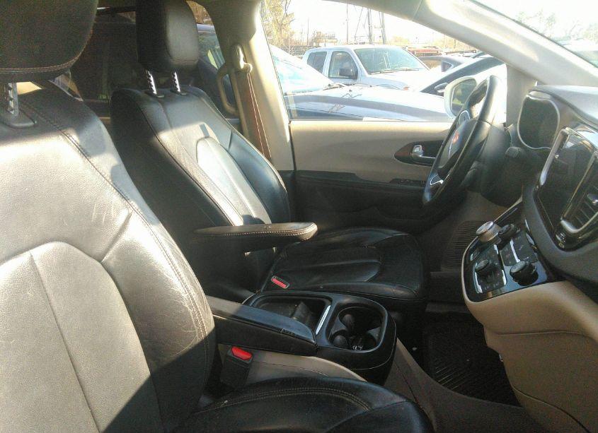 Photo 5 of 2017 Chrysler Pacifica TOURING-L (VIN 2C4RC1BG9HR809688)