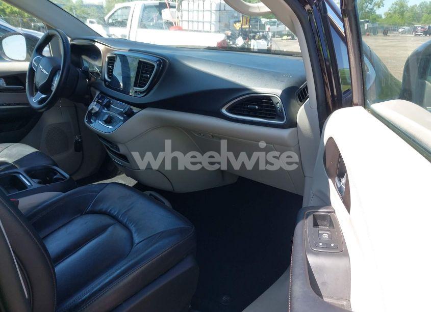 Photo 5 of 2017 Chrysler Pacifica TOURING-L (VIN 2C4RC1BG9HR816334)