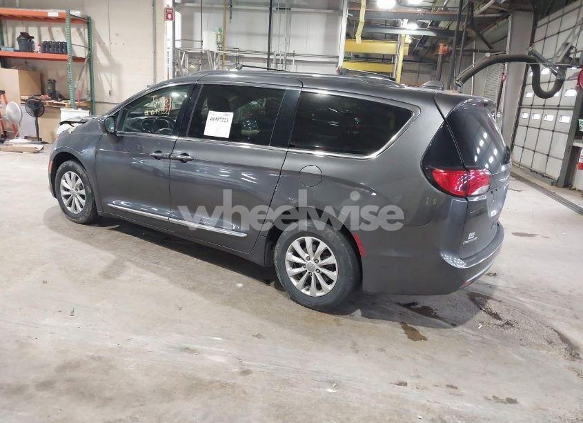 Photo 3 of 2018 Chrysler Pacifica TOURING L (VIN 2C4RC1BG9JR110700)