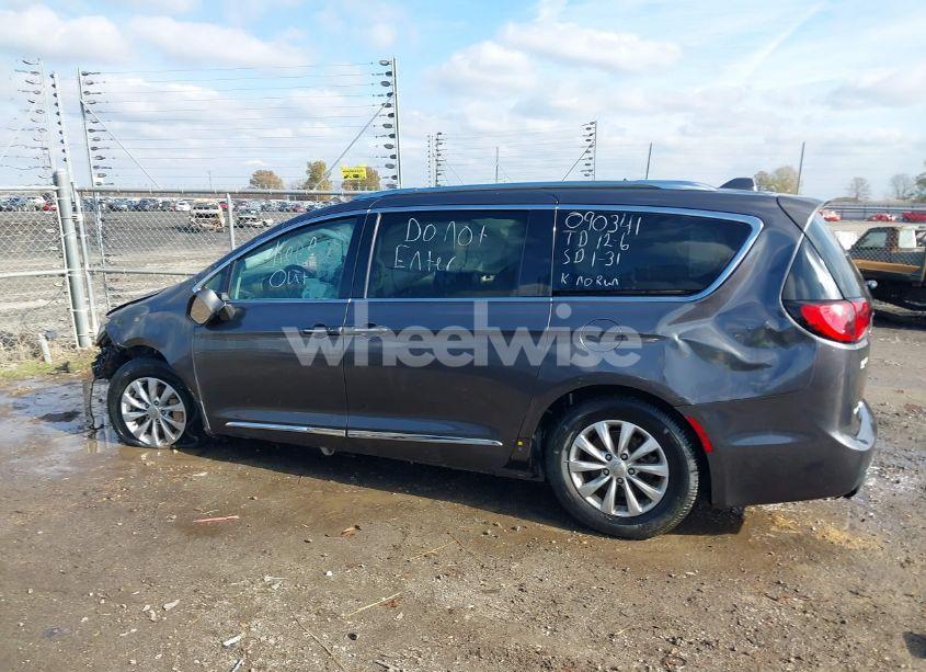 Photo 14 of 2018 Chrysler Pacifica TOURING L (VIN 2C4RC1BG9JR211123)