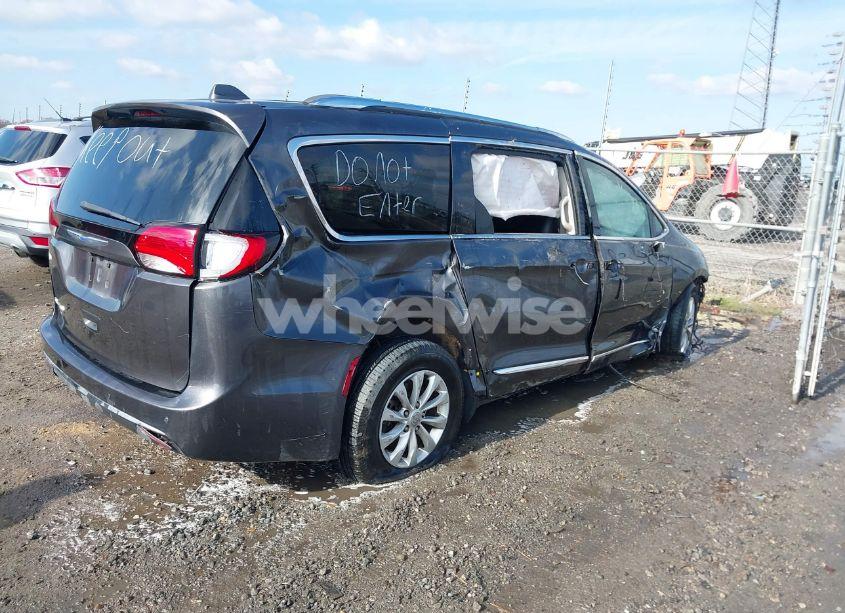 Photo 4 of 2018 Chrysler Pacifica TOURING L (VIN 2C4RC1BG9JR211123)