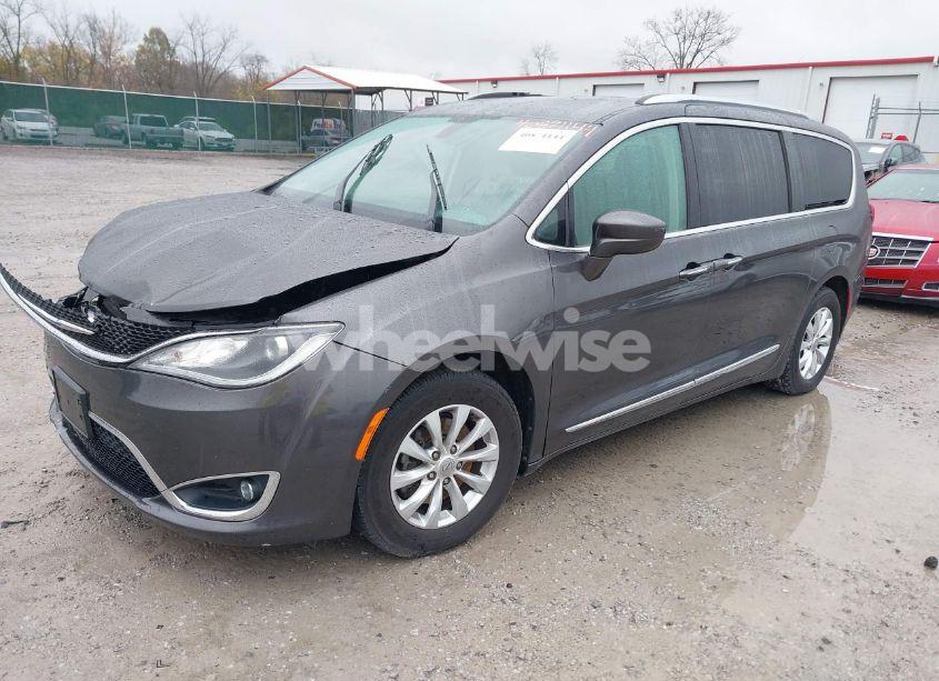 Photo 2 of 2018 Chrysler Pacifica TOURING L (VIN 2C4RC1BG9JR275288)