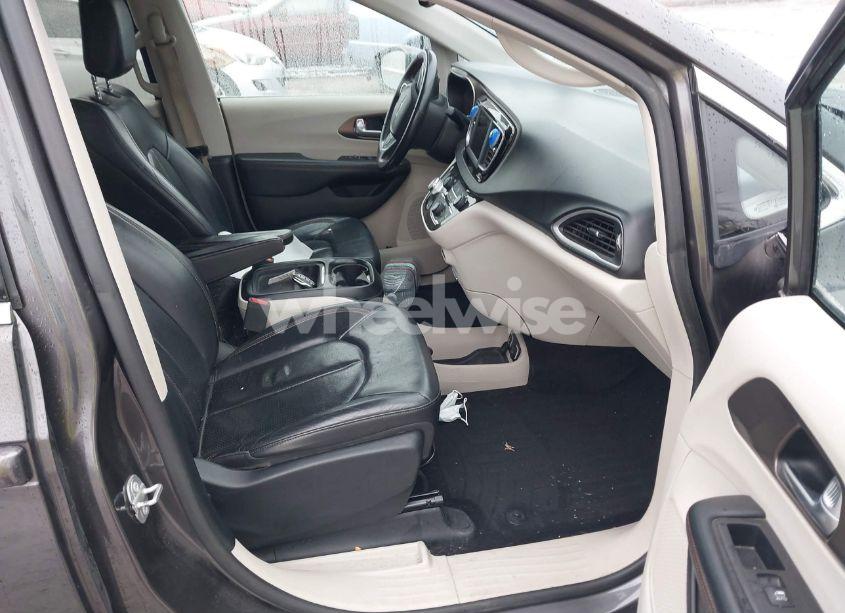 Photo 5 of 2018 Chrysler Pacifica TOURING L (VIN 2C4RC1BG9JR275288)