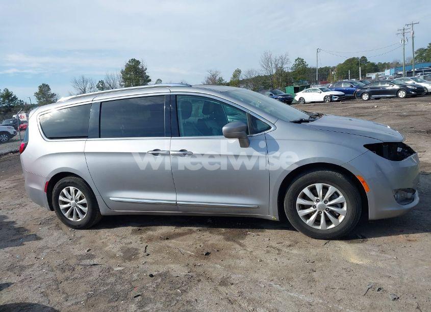 Photo 13 of 2018 Chrysler Pacifica TOURING L (VIN 2C4RC1BG9JR290695)
