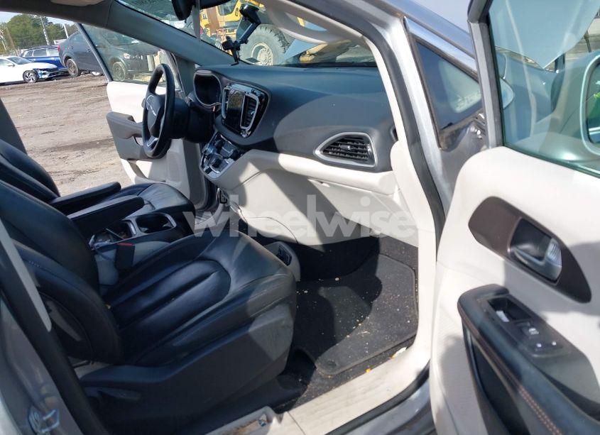 Photo 5 of 2018 Chrysler Pacifica TOURING L (VIN 2C4RC1BG9JR290695)