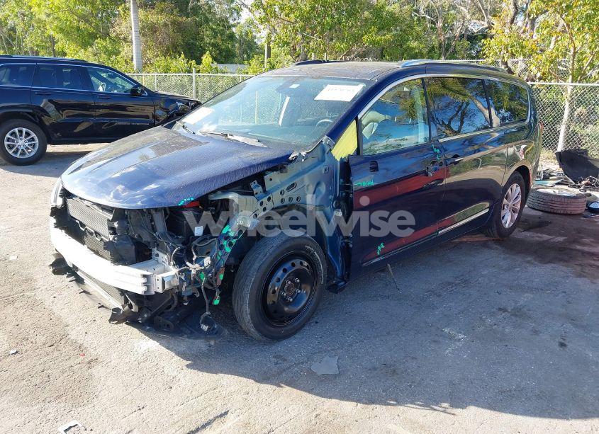 Photo 2 of 2019 Chrysler Pacifica TOURING L (VIN 2C4RC1BG9KR539434)