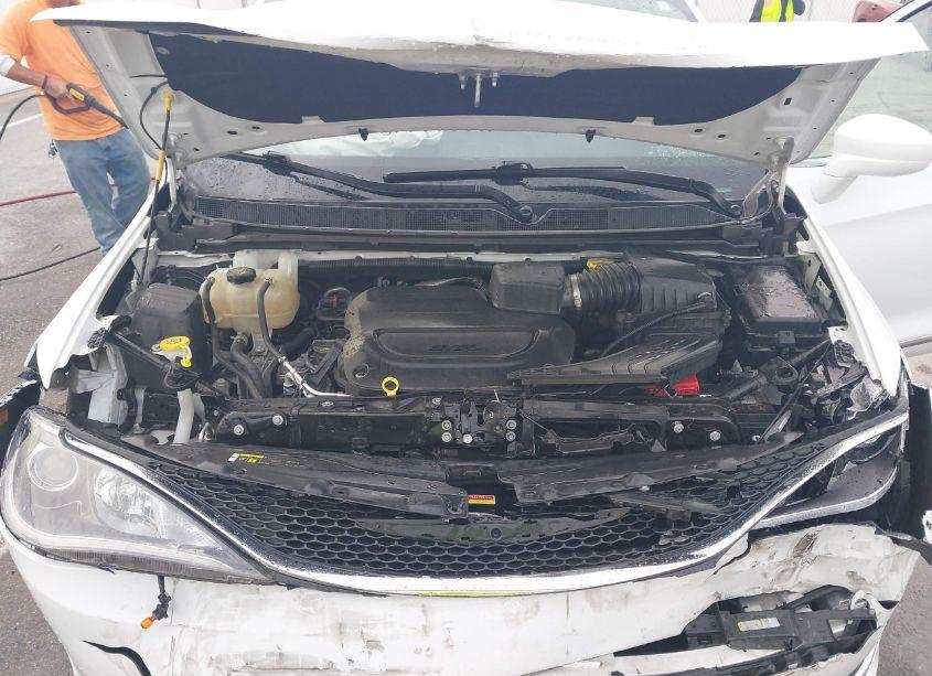 Photo 10 of 2019 Chrysler Pacifica TOURING L (VIN 2C4RC1BG9KR625746)