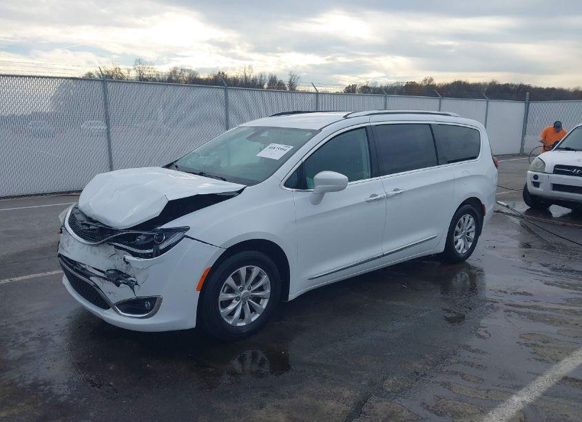 Photo 2 of 2019 Chrysler Pacifica TOURING L (VIN 2C4RC1BG9KR625746)