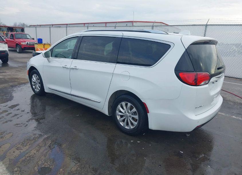 Photo 3 of 2019 Chrysler Pacifica TOURING L (VIN 2C4RC1BG9KR625746)