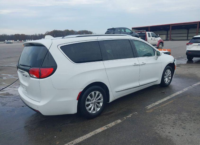 Photo 4 of 2019 Chrysler Pacifica TOURING L (VIN 2C4RC1BG9KR625746)