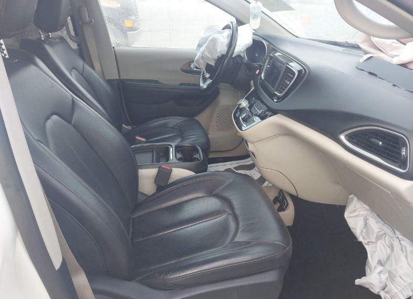 Photo 5 of 2019 Chrysler Pacifica TOURING L (VIN 2C4RC1BG9KR625746)