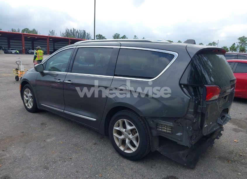 Photo 3 of 2019 Chrysler Pacifica TOURING L (VIN 2C4RC1BG9KR657709)