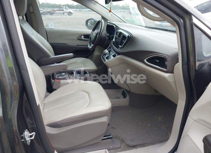 Photo 5 of 2019 Chrysler Pacifica TOURING L (VIN 2C4RC1BG9KR657709)