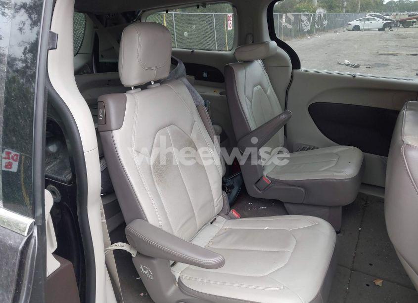Photo 8 of 2019 Chrysler Pacifica TOURING L (VIN 2C4RC1BG9KR657709)
