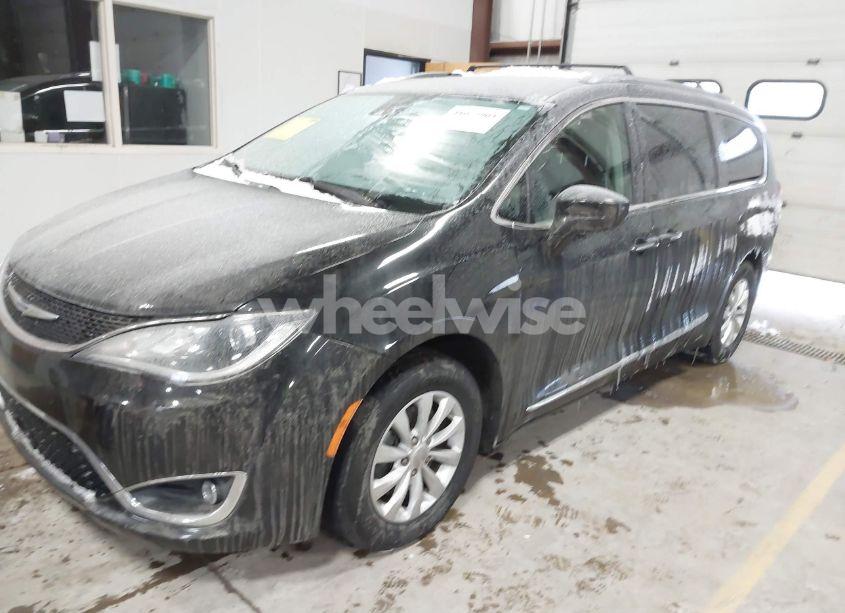 Photo 2 of 2019 Chrysler Pacifica TOURING L (VIN 2C4RC1BG9KR666183)