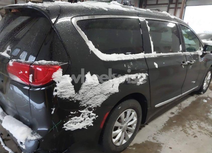 Photo 4 of 2019 Chrysler Pacifica TOURING L (VIN 2C4RC1BG9KR666183)