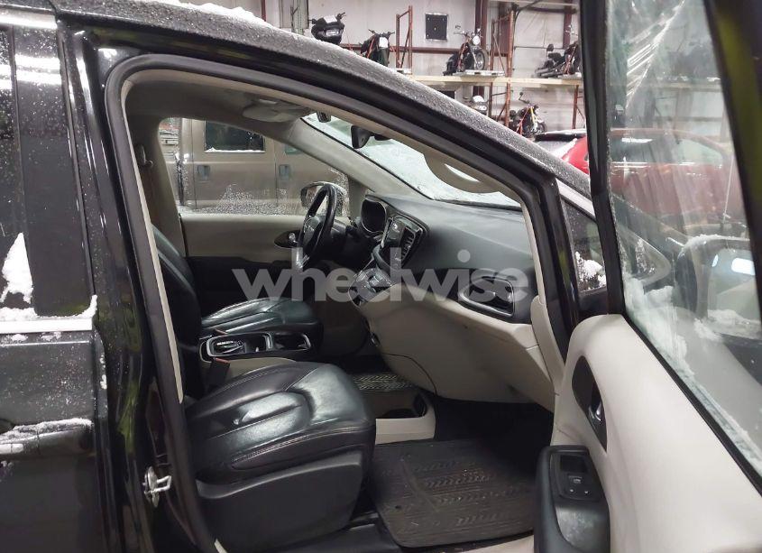 Photo 5 of 2019 Chrysler Pacifica TOURING L (VIN 2C4RC1BG9KR666183)