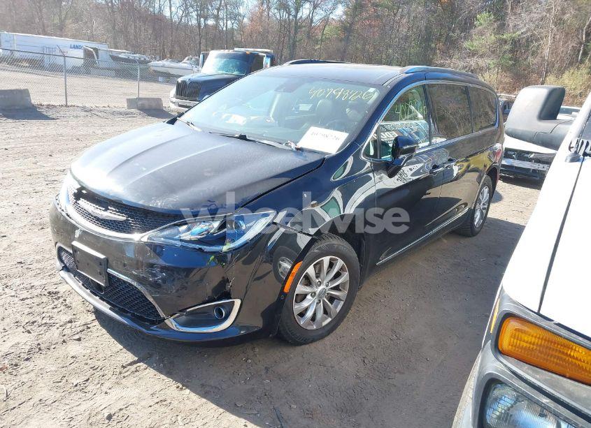 Photo 2 of 2019 Chrysler Pacifica TOURING L (VIN 2C4RC1BG9KR669732)