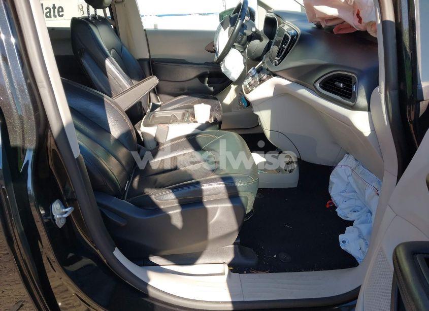 Photo 5 of 2019 Chrysler Pacifica TOURING L (VIN 2C4RC1BG9KR669732)