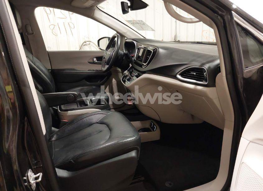 Photo 5 of 2020 Chrysler Pacifica TOURING L (VIN 2C4RC1BG9LR140072)