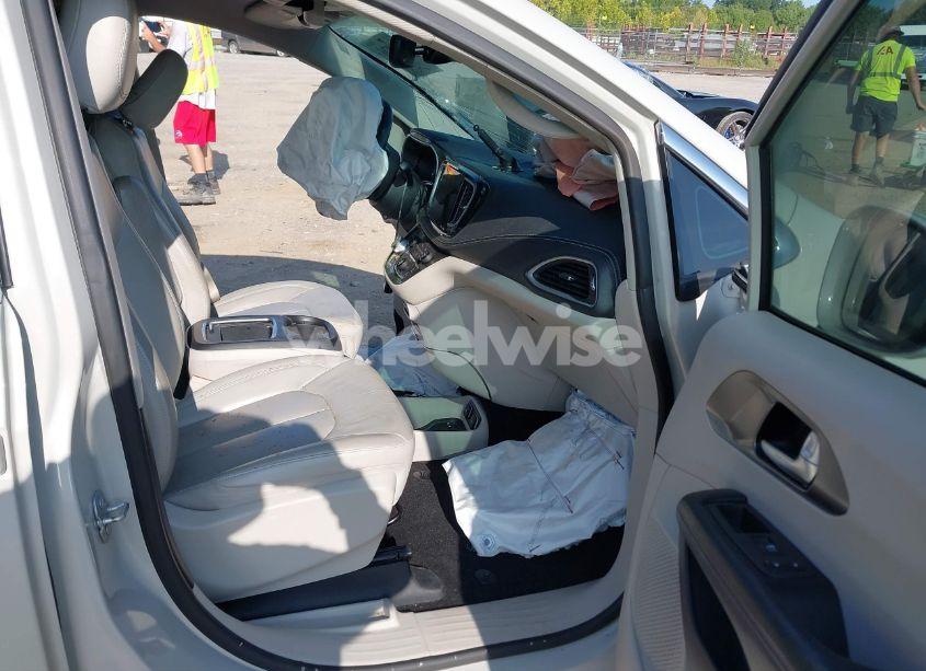 Photo 5 of 2021 Chrysler Pacifica TOURING L (VIN 2C4RC1BG9MR538559)