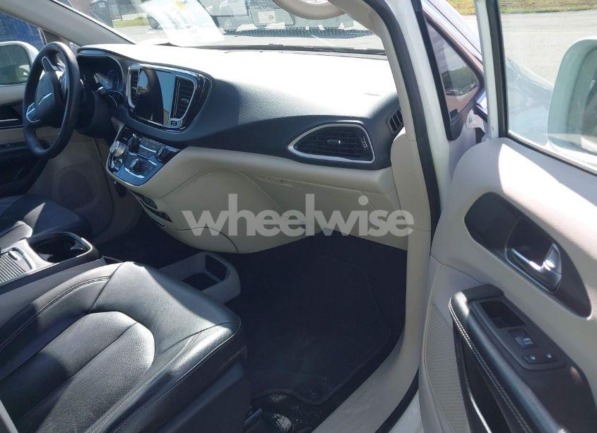 Photo 5 of 2022 Chrysler Pacifica TOURING L (VIN 2C4RC1BG9NR106619)