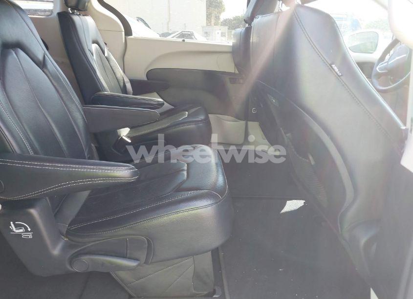 Photo 8 of 2022 Chrysler Pacifica TOURING L (VIN 2C4RC1BG9NR106619)