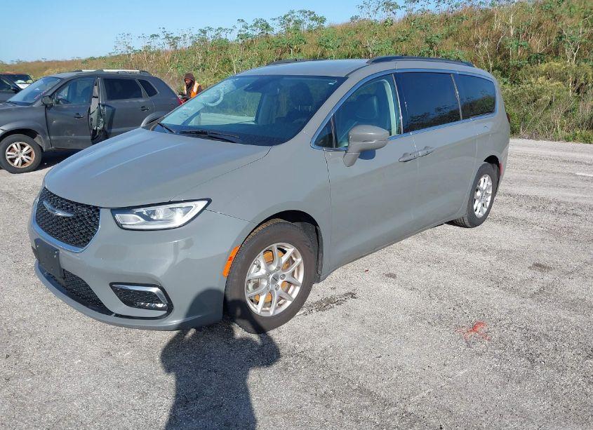 Photo 2 of 2022 Chrysler Pacifica TOURING L (VIN 2C4RC1BG9NR138566)