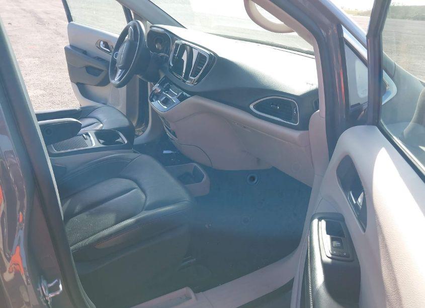 Photo 5 of 2022 Chrysler Pacifica TOURING L (VIN 2C4RC1BG9NR138566)