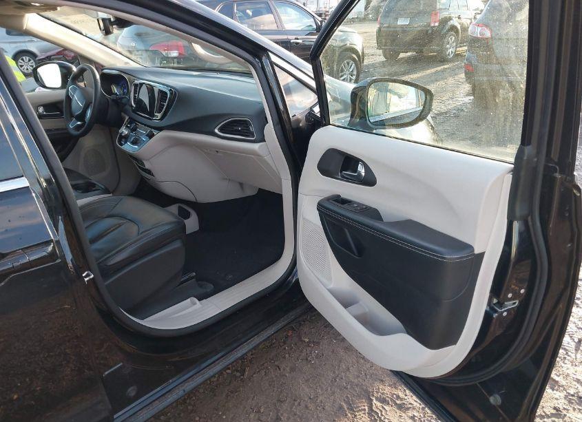 Photo 5 of 2022 Chrysler Pacifica TOURING L (VIN 2C4RC1BG9NR191834)