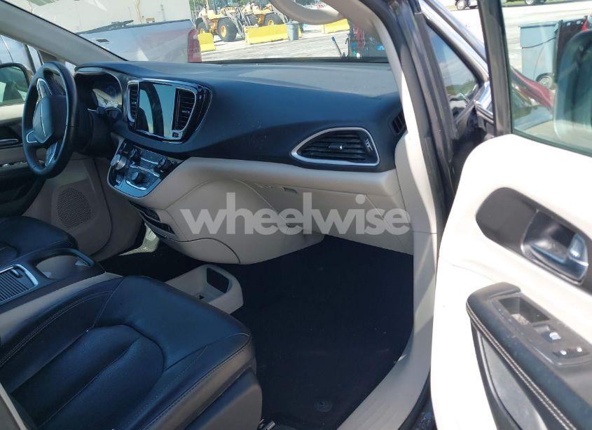 Photo 5 of 2022 Chrysler Pacifica TOURING L (VIN 2C4RC1BG9NR214688)