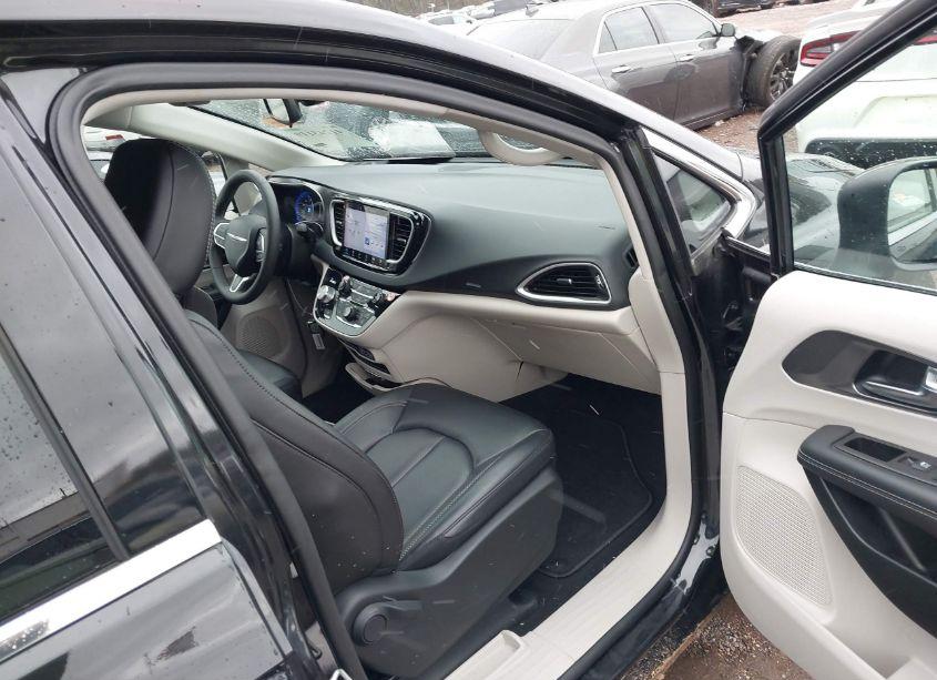 Photo 5 of 2023 Chrysler Pacifica TOURING L (VIN 2C4RC1BG9PR560145)