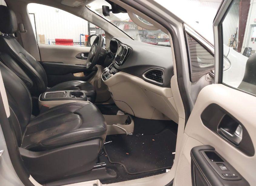 Photo 5 of 2023 Chrysler Pacifica TOURING L (VIN 2C4RC1BG9PR594599)