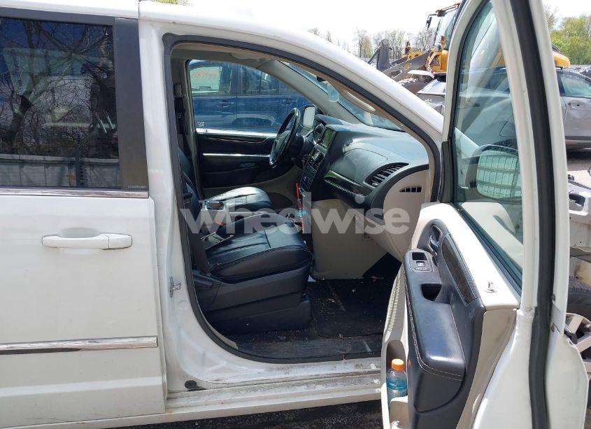 Photo 5 of 2014 Chrysler Town & COUNTRY TOURING (VIN 2C4RC1BGXER207409)