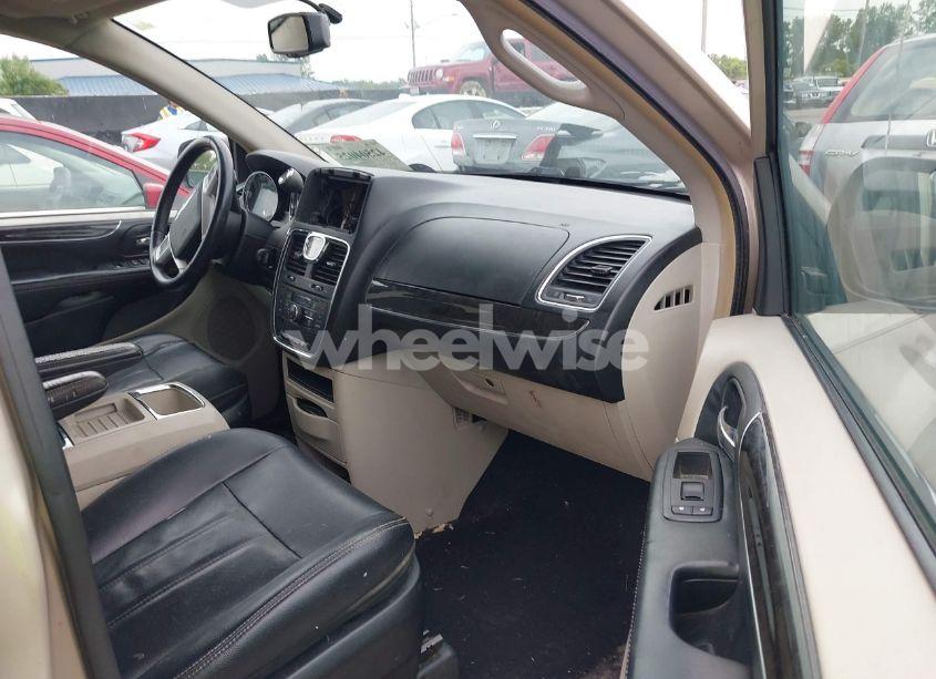 Photo 5 of 2014 Chrysler Town & COUNTRY TOURING (VIN 2C4RC1BGXER255802)