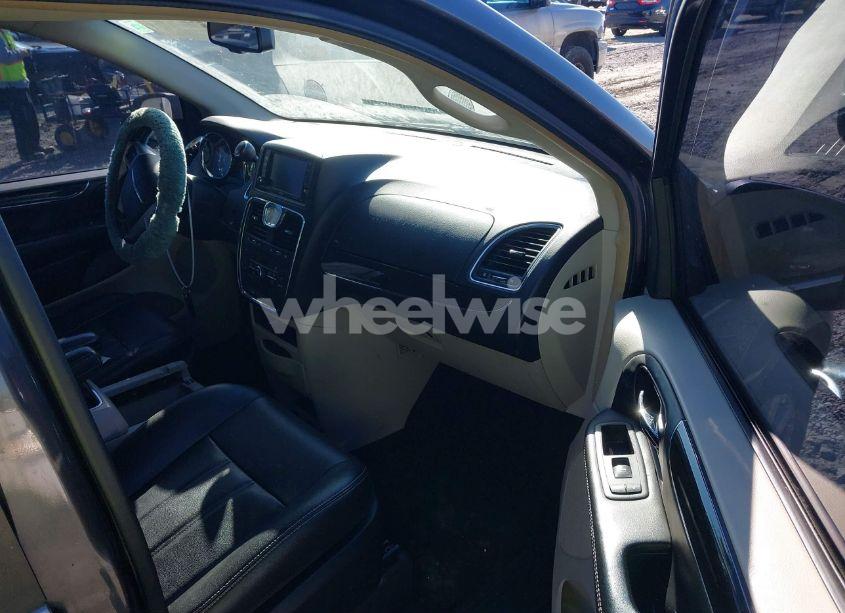 Photo 5 of 2016 Chrysler Town & COUNTRY TOURING (VIN 2C4RC1BGXGR188251)