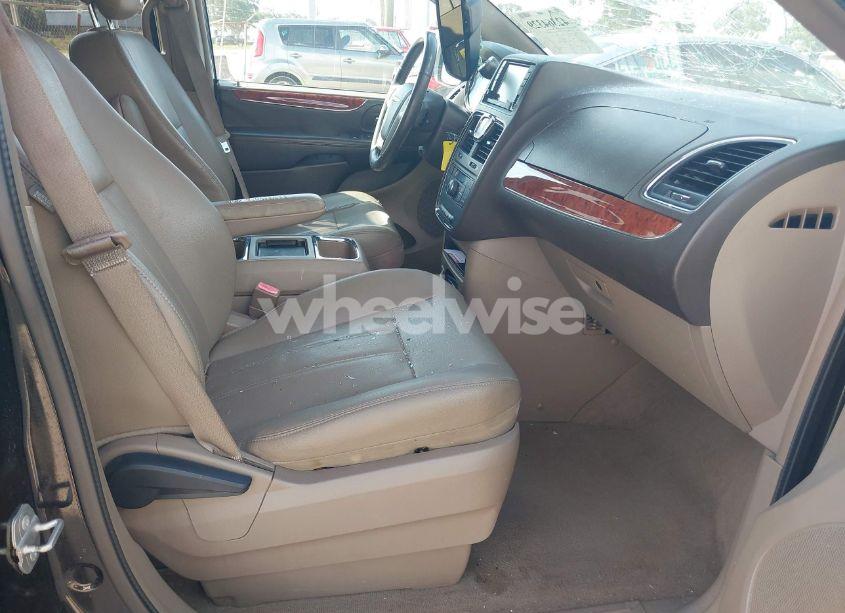 Photo 5 of 2016 Chrysler Town & COUNTRY TOURING (VIN 2C4RC1BGXGR230272)