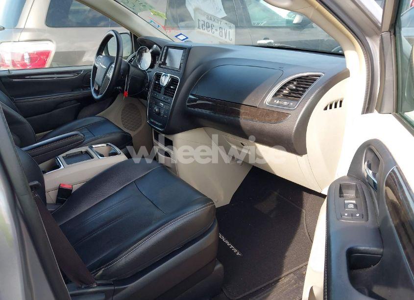 Photo 5 of 2016 Chrysler Town & COUNTRY TOURING (VIN 2C4RC1BGXGR292741)