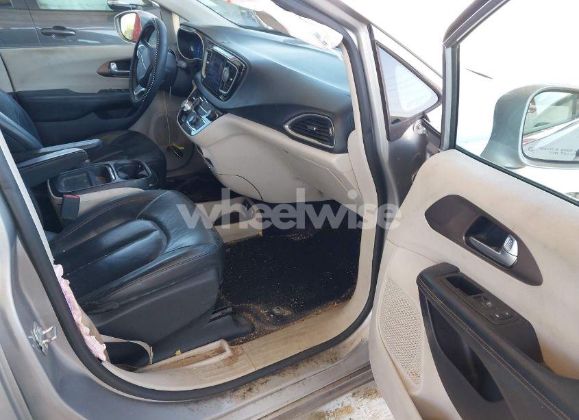 Photo 5 of 2017 Chrysler Pacifica TOURING-L (VIN 2C4RC1BGXHR529987)