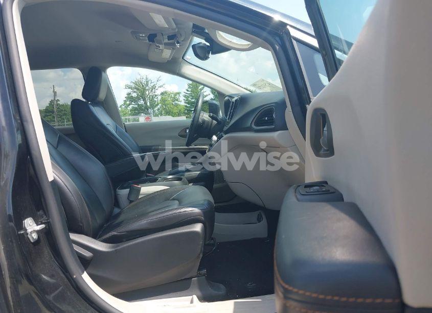 Photo 5 of 2017 Chrysler Pacifica TOURING-L (VIN 2C4RC1BGXHR535224)