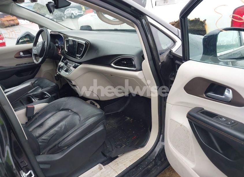 Photo 5 of 2017 Chrysler Pacifica TOURING-L (VIN 2C4RC1BGXHR598856)